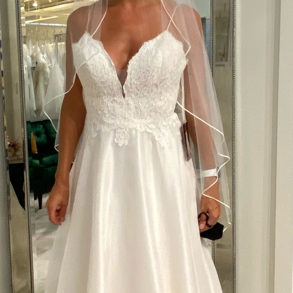 Paloma Blanca Ivory wedding gown - Picture 6 of 10